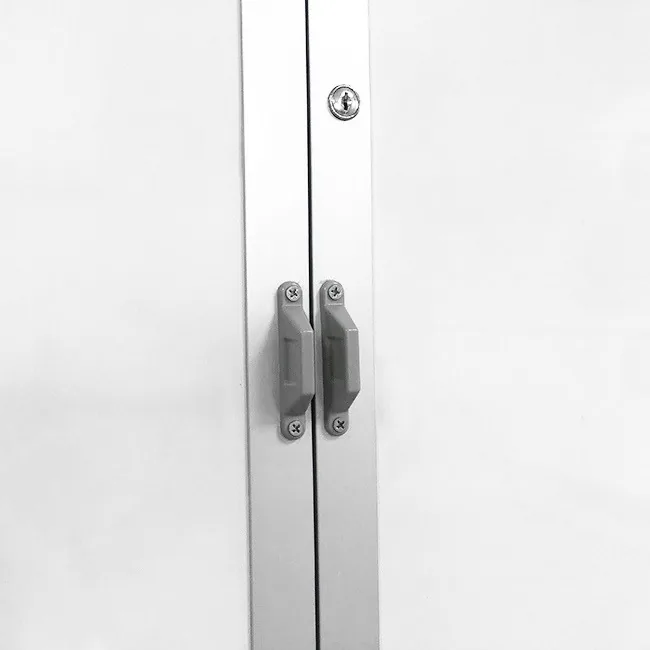Cerradura de seguridad en la unión de los dos paneles deslizantes de la pizarra GuardCase