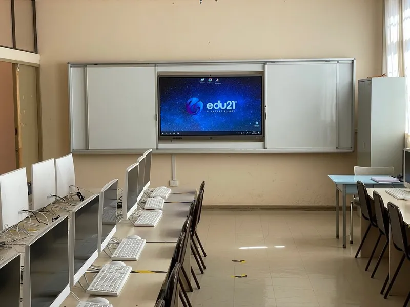 Pizarra GuardCase instalada en una sala de computación, con los paneles abiertos y la pantalla al centro
