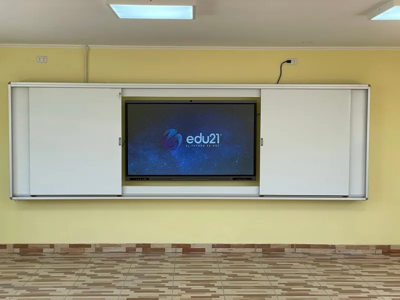 Pizarra GuardCase abierta en una sala de muros amarillos