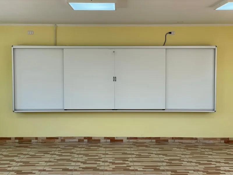 La misma pizarra GuardCase cerrada: los paneles cubren la pantalla
