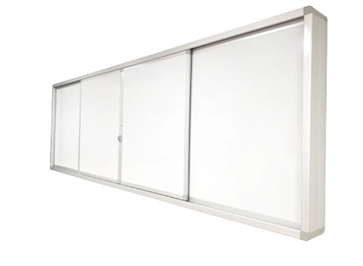 Pizarra GuardCase cerrada vista en perspectiva, con sus paneles sobre el marco de aluminio