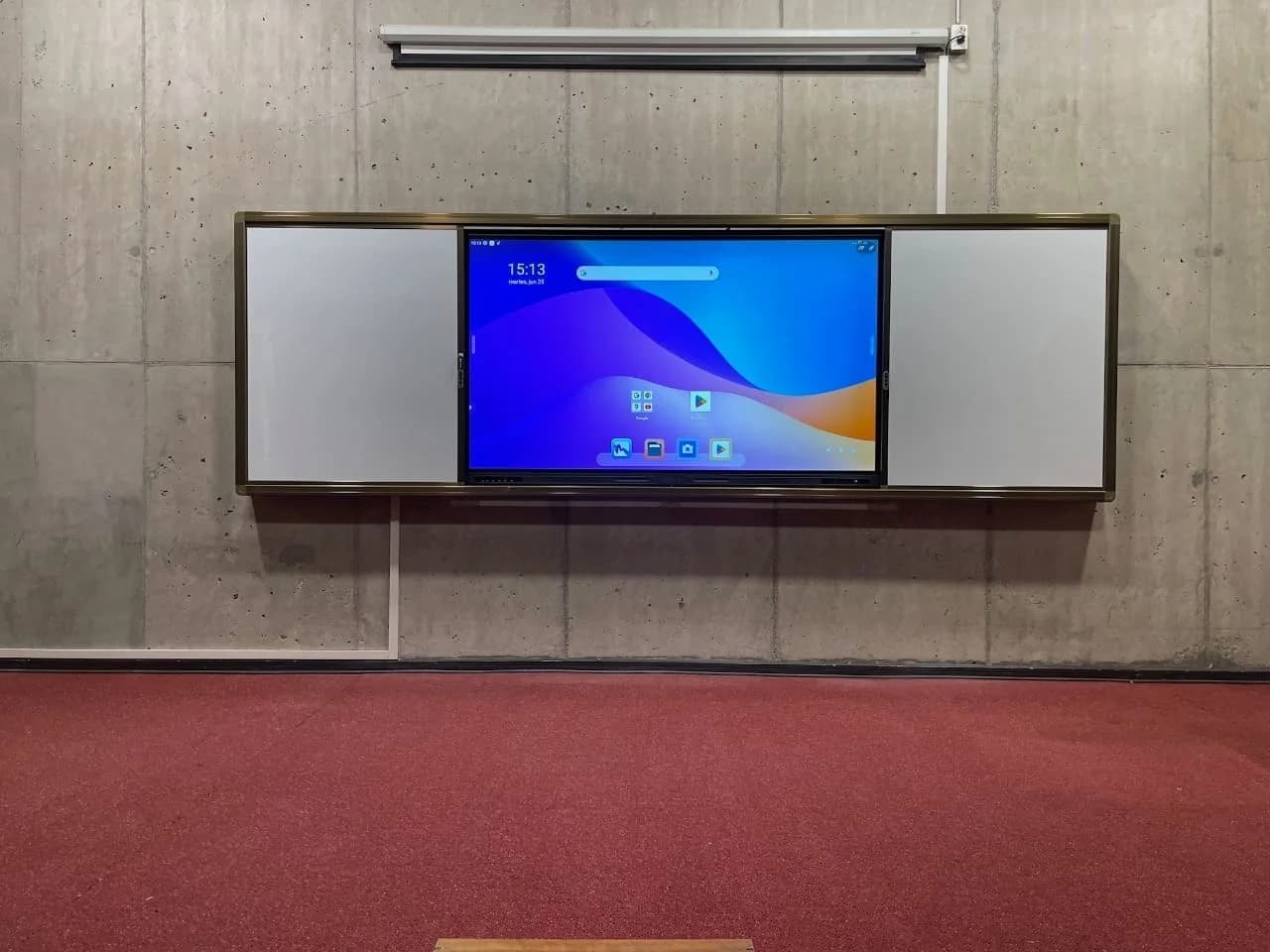 Pantalla interactiva EDU21 DualClass Pro en una clase, vista 1