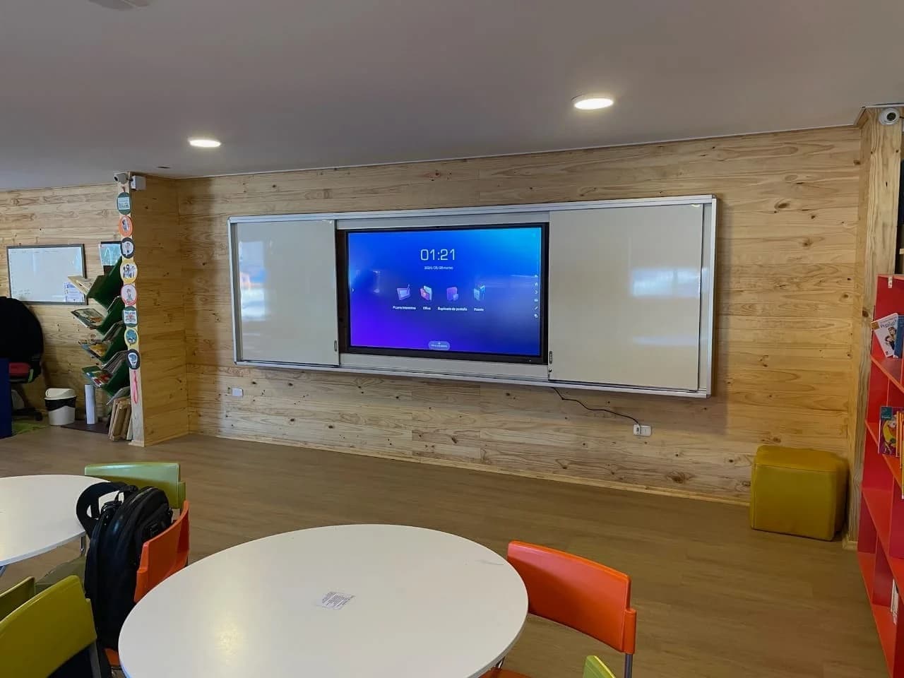 Pantalla interactiva EDU21 DualClass Pro en una clase, vista 2