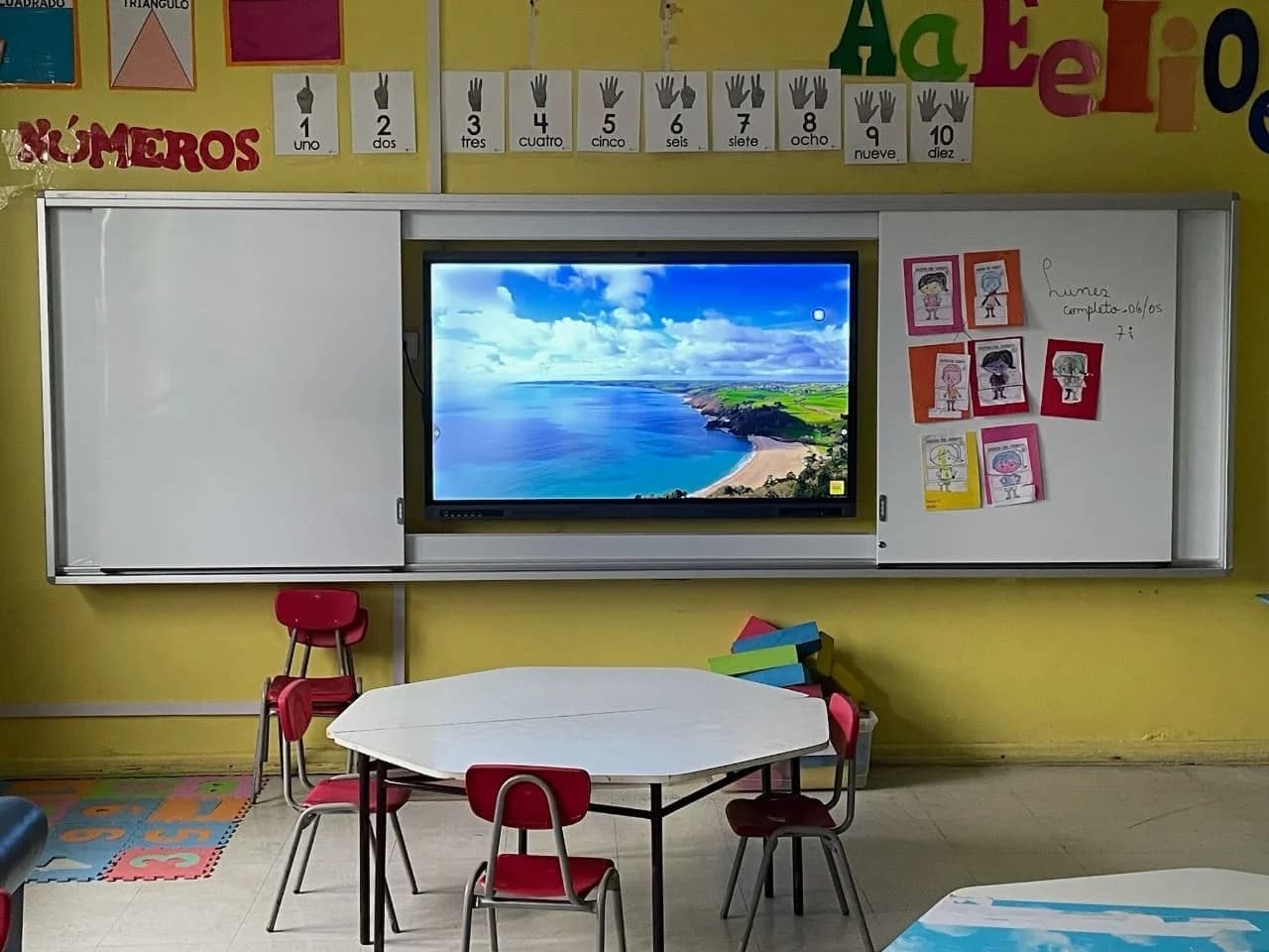 Pantalla interactiva EDU21 DualClass Pro en una clase, vista 3