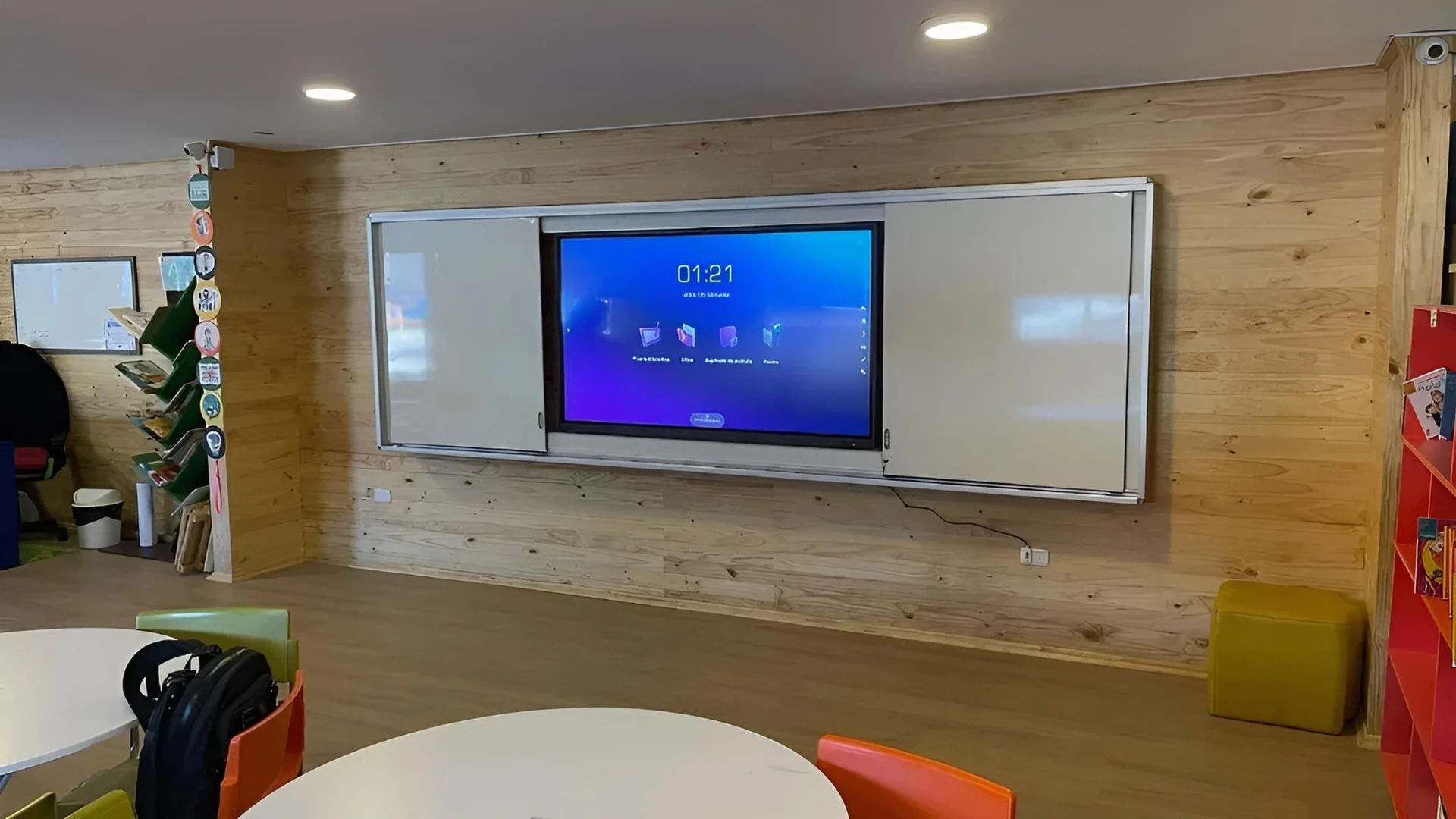 Pantalla interactiva EDU21 con pizarra deslizante, instalada en una sala de clases real