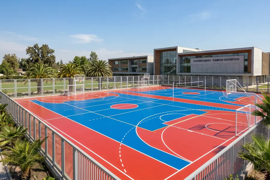 Cancha multiuso recién pintada en colegio particular chileno con líneas FIBA