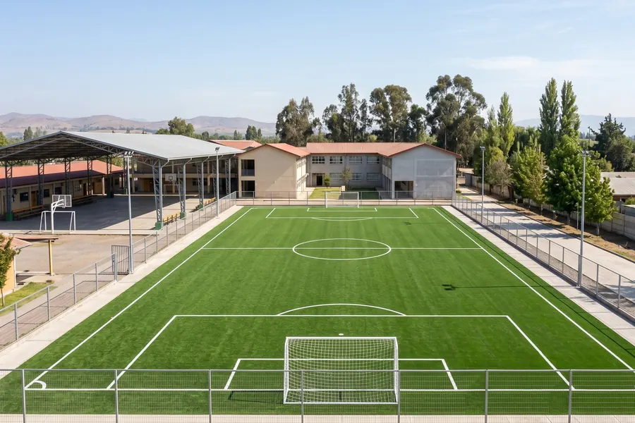 Cancha de fútbol con pasto sintético FIFA Quality en colegio subvencionado
