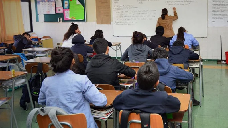 Sala de clases tradicional: estudiantes en filas mirando al frente