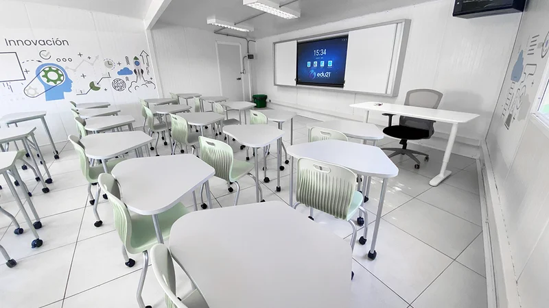 Sala EDU21 moderna con pantalla interactiva